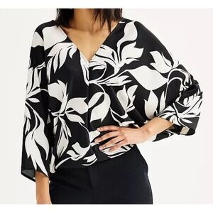 Nine West Satin Top M Black White Floral V-Neck Kimono Sleeve‎ Sharkbite Hem